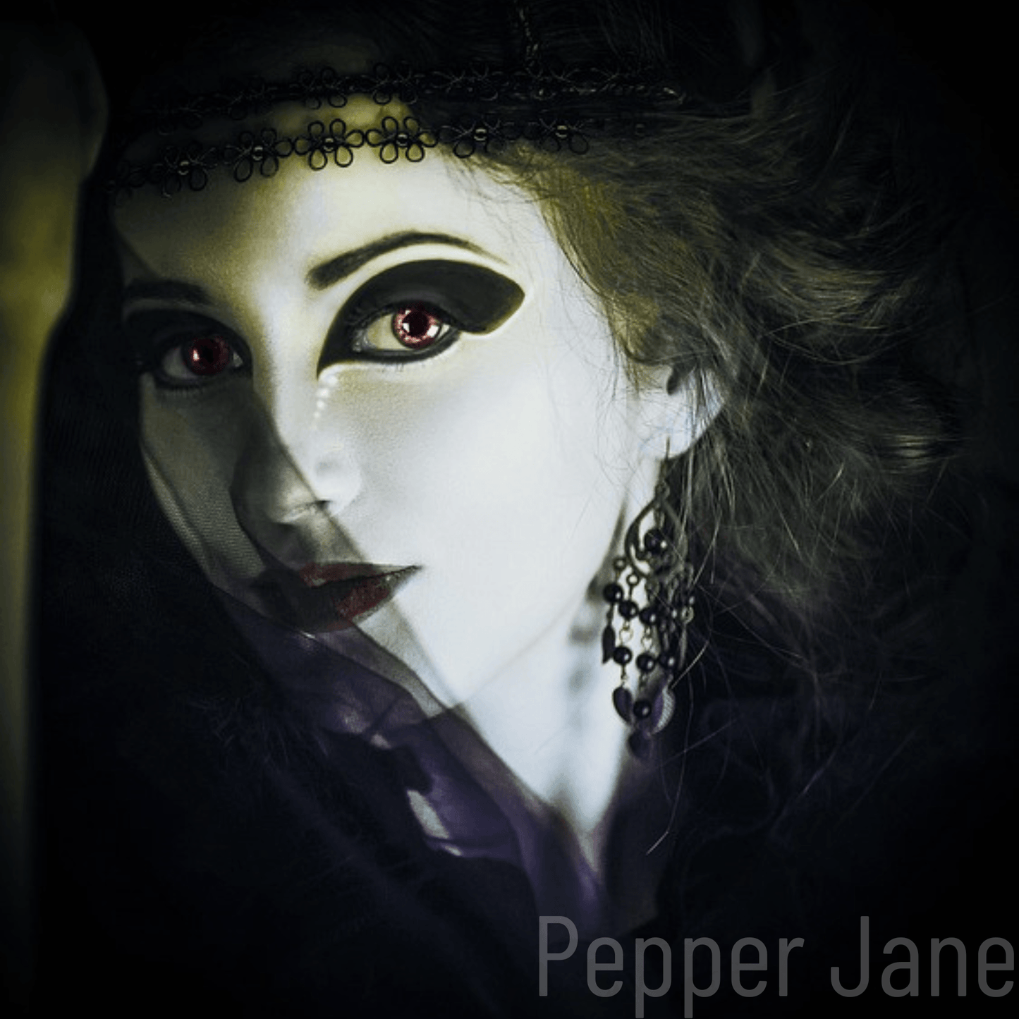 Banshee Fragrance Oil: Jasmine, vanilla, cinnamon, clove, incense, cedarwood, and patchouli blend.